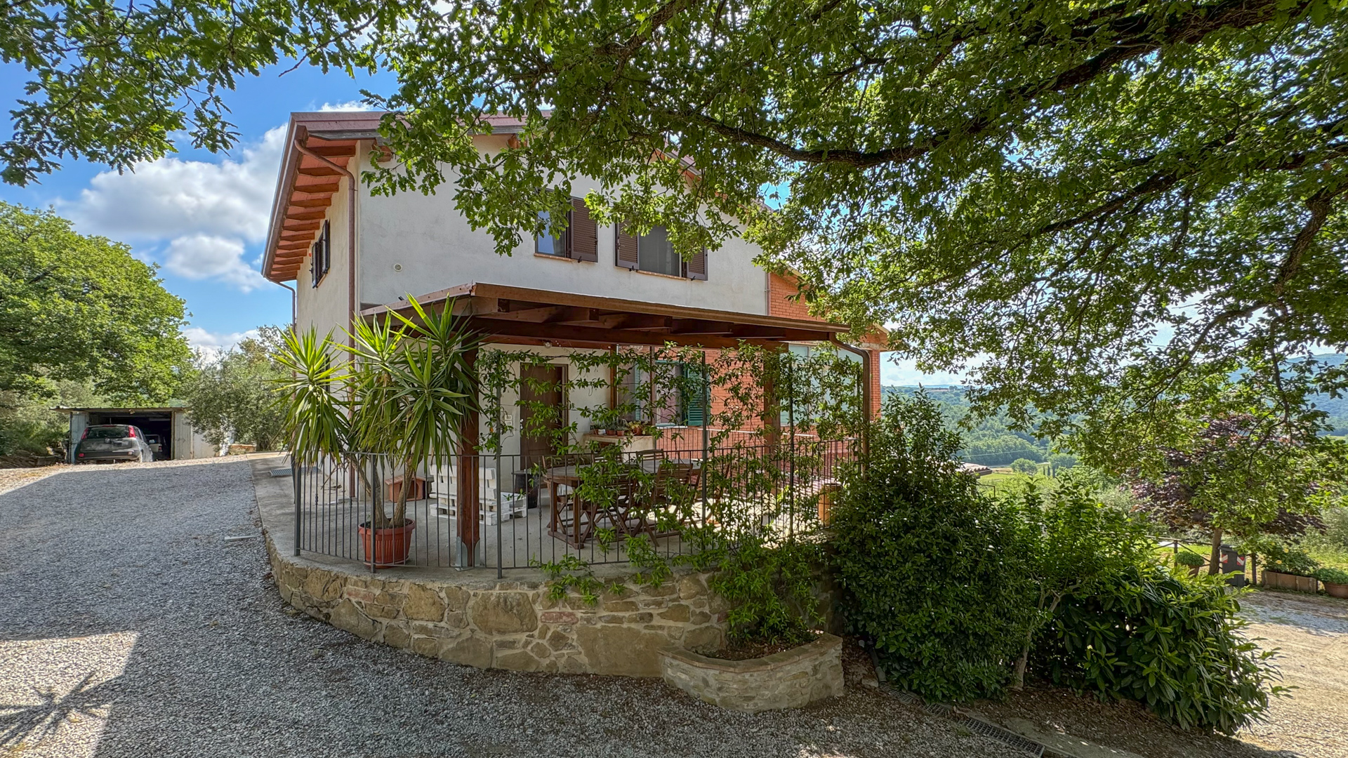 Villa bifamiliare in collina